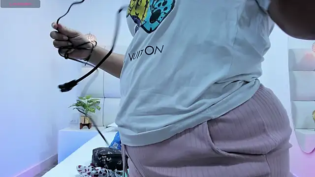 DanielleEvans  online show from 11/13/25, 11:20