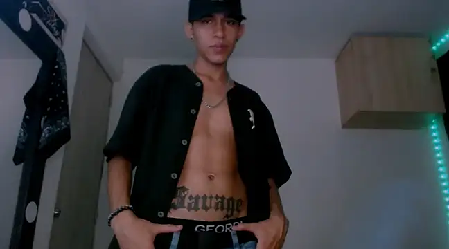 Snapshot of Samuel_Suarez chatting on 01/22/25, 04:34 Samuel Suarez online show from 01/22/25, 04:34