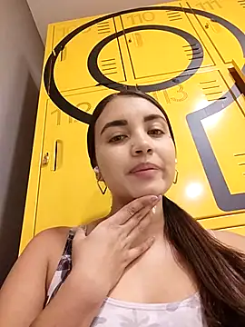 aisha es online show from 03/18/25, 05:10