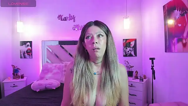 Snapshot of Karly_moon chatting on 11/12/25, 08:19 Karly moon online show from 11/12/25, 08:19