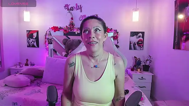 Snapshot of Karly_moon chatting on 11/30/25, 10:47 Karly moon online show from 11/30/25, 10:47