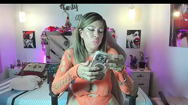 Snapshot of Karly_moon chatting on 12/18/25, 10:16 Karly moon online show from 12/18/25, 10:16