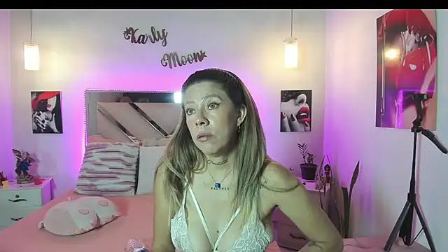 Snapshot of Karly_moon chatting on 04/16/26, 07:47 Karly moon online show from 04/16/26, 07:47