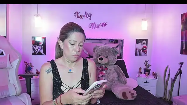 Snapshot of Karly_moon chatting on 04/20/26, 10:22 Karly moon online show from 04/20/26, 10:22