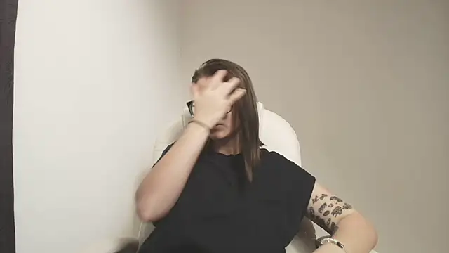 Snapshot of Arya_starrk chatting on 02/12/25, 02:43 Arya starrk online show from 02/12/25, 02:43