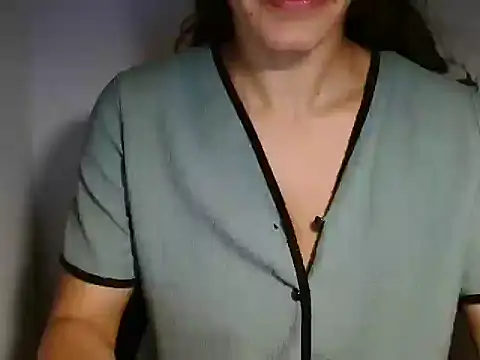 Snapshot of melaniepatterson chatting on 10/15/25, 02:06 melaniepatterson online show from 10/15/25, 02:06