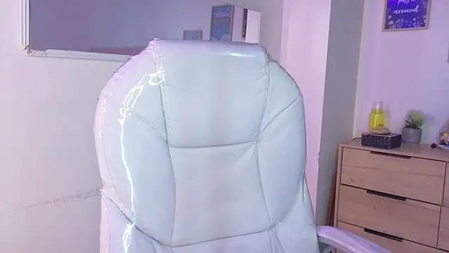 bluee hazell online show from 04/10/26, 12:10