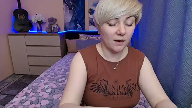 BlondPearl online show from 05/25/26, 07:53