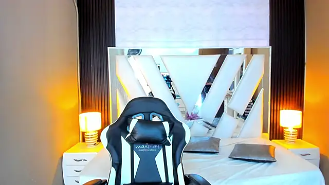 Linda4Petite online show from 10/28/25, 06:10