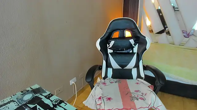 Linda4Petite online show from 04/15/26, 06:15