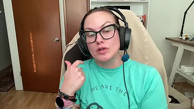 Snapshot of NikkixNight chatting on 11/04/25, 05:45 NikkixNight online show from 11/04/25, 05:45