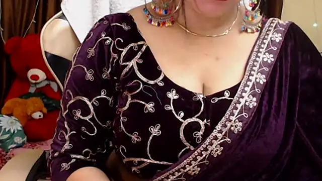 Snapshot of Naughty_Kashish chatting on 10/27/25, 05:44 Naughty Kashish online show from 10/27/25, 05:44