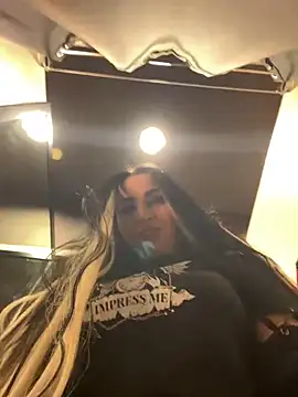 Snapshot of CrazzyChicks chatting on 01/26/25, 08:03 CrazzyChicks online show from 01/26/25, 08:03