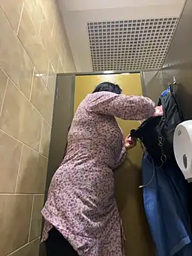 Snapshot of CrazzyChicks chatting on 09/17/25, 06:15 CrazzyChicks online show from 09/17/25, 06:15