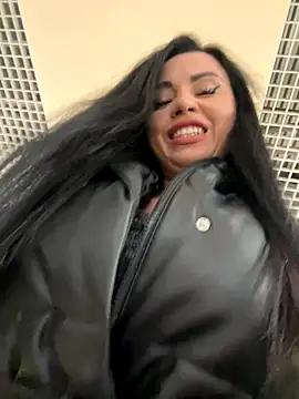 Snapshot of CrazzyChicks chatting on 10/17/25, 07:44 CrazzyChicks online show from 10/17/25, 07:44