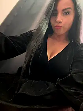 Snapshot of CrazzyChicks chatting on 10/24/25, 08:11 CrazzyChicks online show from 10/24/25, 08:11