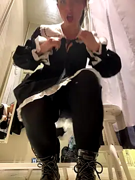 Snapshot of CrazzyChicks chatting on 10/25/25, 06:54 CrazzyChicks online show from 10/25/25, 06:54