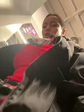 Snapshot of CrazzyChicks chatting on 10/26/25, 08:31 CrazzyChicks online show from 10/26/25, 08:31