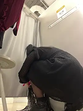 Snapshot of CrazzyChicks chatting on 10/31/25, 07:42 CrazzyChicks online show from 10/31/25, 07:42