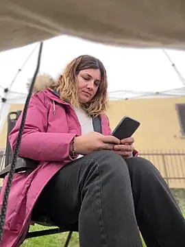 DaisyVibesss online show from 12/15/24, 09:03