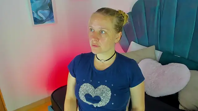 Snapshot of EmilySumer chatting on 07/20/26, 07:27 EmilySumer online show from 07/20/26, 07:27