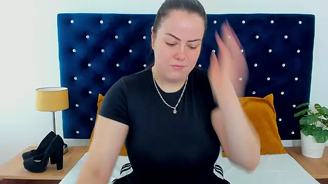 Snapshot of EvaLick chatting on 11/13/25, 06:45 EvaLick online show from 11/13/25, 06:45