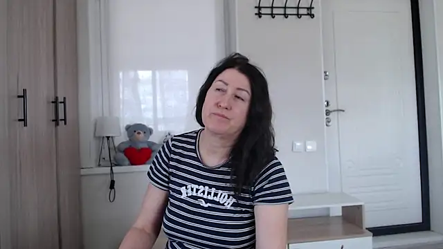 Snapshot of increible_della chatting on 04/30/26, 06:42 increible della online show from 04/30/26, 06:42