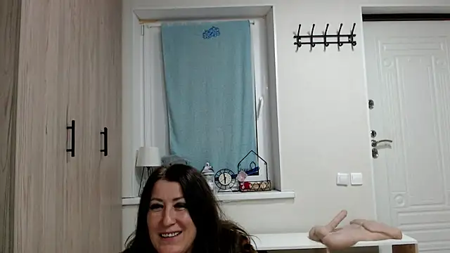 Snapshot of increible_della chatting on 05/27/26, 06:27 increible della online show from 05/27/26, 06:27