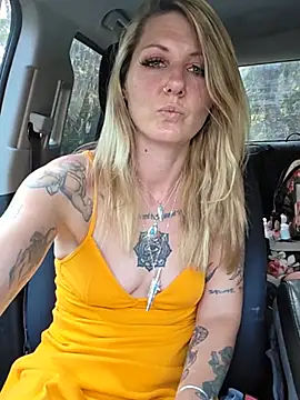 Snapshot of SheIsSomething chatting on 07/18/26, 12:59 SheIsSomething online show from 07/18/26, 12:59
