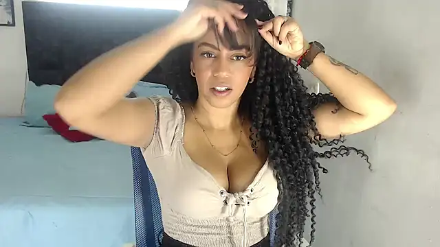 Snapshot of yeli_xxx chatting on 12/02/25, 04:35 yeli xxx online show from 12/02/25, 04:35