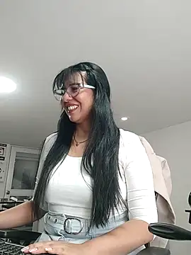 aisha latina online show from 11/14/25, 03:44