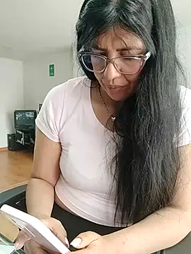 aisha latina online show from 11/20/25, 03:12