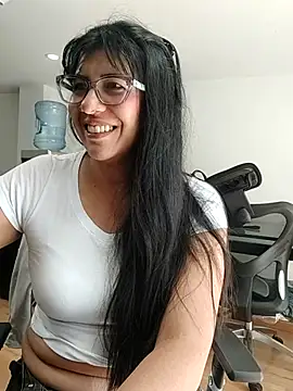 aisha latina online show from 11/21/25, 02:49