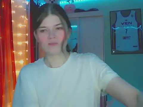 Snapshot of Klementa chatting on 12/14/25, 05:18 Klementa online show from 12/14/25, 05:18