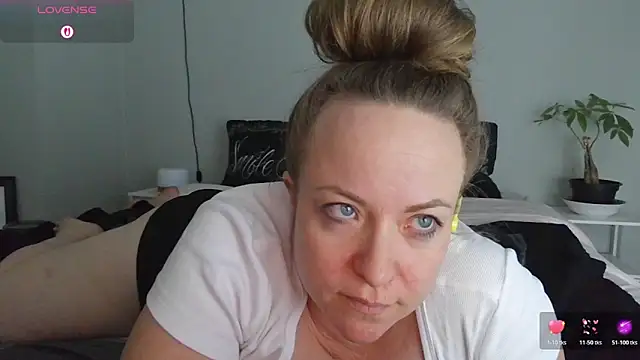 julimonroe online show from 04/01/26, 03:07