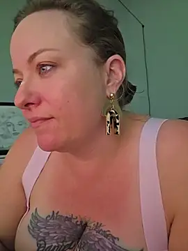 Snapshot of julimonroe chatting on 06/19/26, 04:17 julimonroe online show from 06/19/26, 04:17