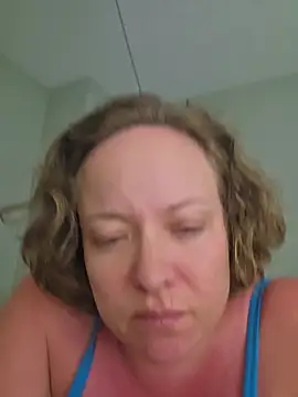 Snapshot of julimonroe chatting on 07/21/26, 12:35 julimonroe online show from 07/21/26, 12:35