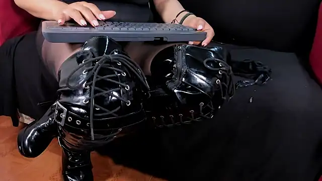 Snapshot of MissVioleta1 chatting on 04/23/26, 12:15 MissVioleta1 online show from 04/23/26, 12:15