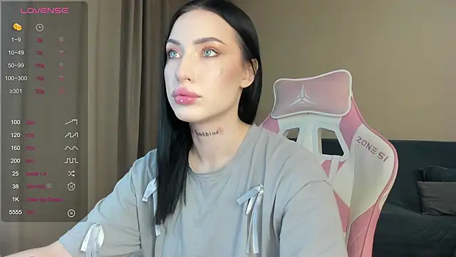 Snapshot of JenniferQueen11 chatting on 12/18/24, 02:06 JenniferQueen11 online show from 12/18/24, 02:06