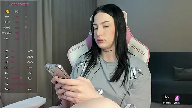 Snapshot of JenniferQueen11 chatting on 01/05/25, 02:19 JenniferQueen11 online show from 01/05/25, 02:19