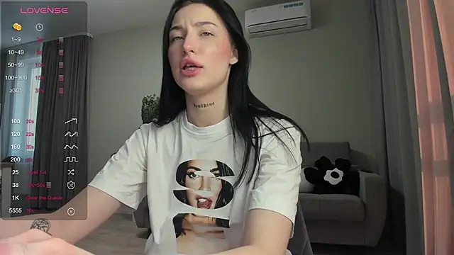 Snapshot of JenniferQueen11 chatting on 02/07/25, 10:40 JenniferQueen11 online show from 02/07/25, 10:40