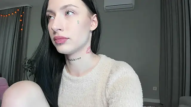 JenniferQueen11 online show from 10/28/25, 07:38