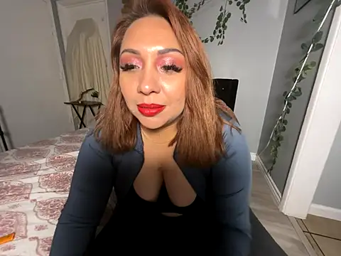 Snapshot of linalooove chatting on 10/19/25, 04:13 linalooove online show from 10/19/25, 04:13