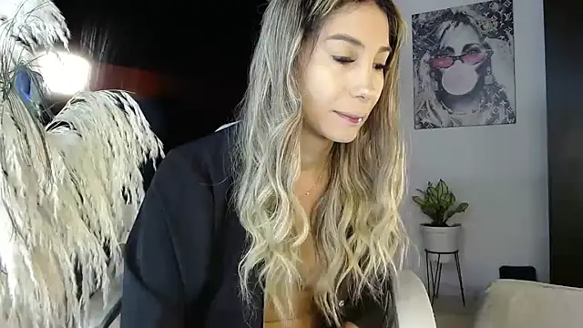 saraplayboy96 online show from 10/30/25, 11:33