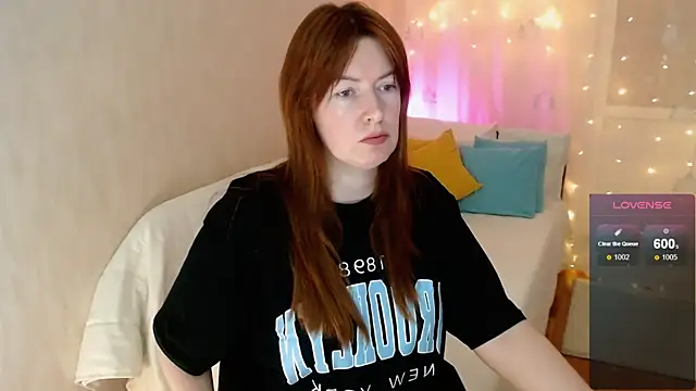 Snapshot of Kira_land chatting on 12/28/24, 04:20 Kira land online show from 12/28/24, 04:20