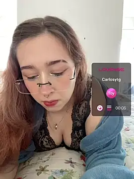 Snapshot of tsuki_chan_on chatting on 06/21/26, 04:42 tsuki chan on online show from 06/21/26, 04:42