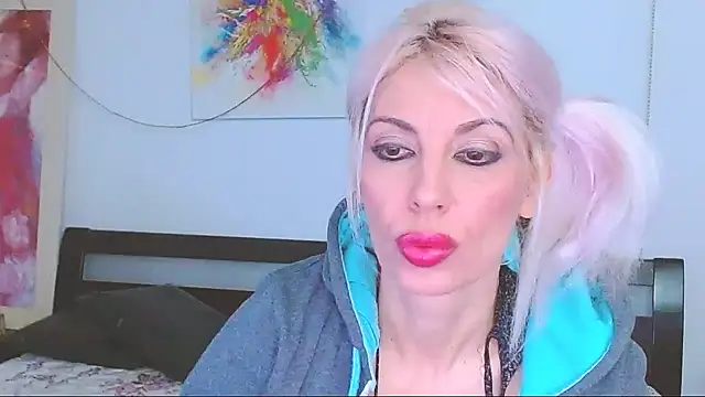 Snapshot of HoneyLara chatting on 02/16/25, 10:32 HoneyLara online show from 02/16/25, 10:32