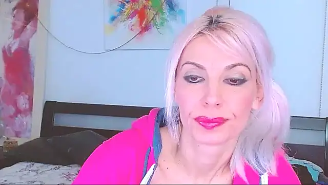 Snapshot of HoneyLara chatting on 02/21/25, 02:28 HoneyLara online show from 02/21/25, 02:28