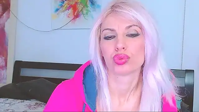 Snapshot of HoneyLara chatting on 02/21/25, 05:46 HoneyLara online show from 02/21/25, 05:46