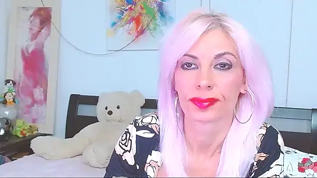 Snapshot of HoneyLara chatting on 10/13/25, 04:18 HoneyLara online show from 10/13/25, 04:18